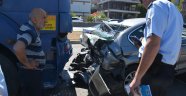 İzmir'de kamyon ile otomobil çarpıştı: 3 yaralı