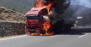 İzmir'de seyir halindeki tır alev topuna döndü