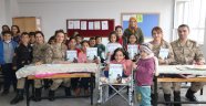Jandarma çocuk dergisi dağıttı