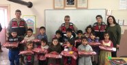 Jandarma'dan miniklere yılbaşı hediyesi
