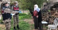 Jandarma sosyal yardım ödemelerini evlerde teslim ediyor