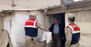 Jandarma yardım paralarını evlere ulaştırıyor