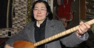 Japon gelin bağlama çalıyor, Türk Sanat Müziği söylüyor