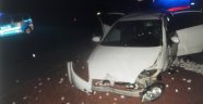 Kaçak göçmenleri taşıyan araç kaza yaptı: 2 yaralı