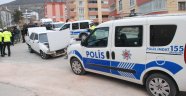 Kaçan ehliyetsiz sürücü polis otosuna çarptı