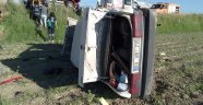 Kafa kafa çarpışan otomobillerden biri tarlaya uçtu: 5 yaralı