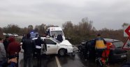 Kafa kafaya iki araç çarpıştı: 5 yaralı