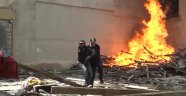 Kahraman polis madde bağımlısını alevlerin arasından kurtardı