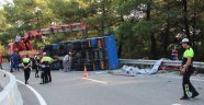 Kamyon devrildi, karayolu trafiğe üç saat kapandı