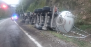 Kamyon devrildi, sürücü kazayı hafif sıyrıklarla atlattı