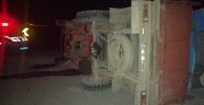 Kamyon devrilirken kendini araçtan dışarı attı