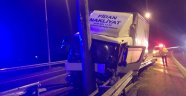 Kamyon elektrik direğine çarptı: 1 yaralı