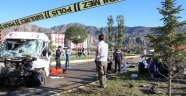 Kamyon ile öğrenci servisi çarpıştı: 3 yaralı