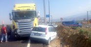 Kamyon ile otomobil çarpıştı: 2 yaralı