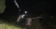 Kamyon ile otomobil şarampole uçtu: 1 ölü bir yaralı