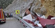 Kamyon kayalığa çarptı: 1 ölü, 1 yaralı