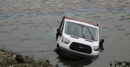 Kamyonet baraj gölüne uçtu: 1 ölü