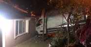 Kamyonet eve girdi ev sakinleri kazayı ucuz atlattı