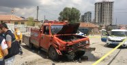 Kamyonet ile otomobil çarpıştı: 1 ölü, 1 yaralı