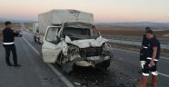 Kamyonet kamyona arkadan çarptı: 2 yaralı