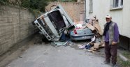 Kamyonet otomobilin üzerine düştü