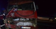 Kamyonet tıra çarptı: 1 ölü 1 yaralı