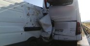 Kamyonet yolcu otobüsüne çarptı: 1 yaralı