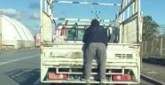 Kamyonetin arkasında tehlikeli yolculuk yürekli ağza getirdi