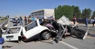 Kamyonla otomobil çarpıştı: 5 ölü