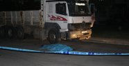 Kamyonun üstünden beton zemine düşerek öldü