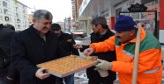  Kar ile mücadele ekibine tatlı ikramı yaptı