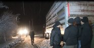 Kar ve tipide 200 hayvanla mahsur kalan tır sürücüsü kurtarıldı