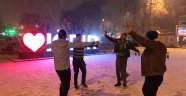 Kar yağdı vatandaş oynamaya başladı