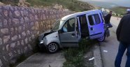 Karabük'te araç duvara çarptı: 6 yaralı