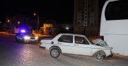 Karaman'da otomobil park halindeki otobüse çarptı: 1'i ağır 2 yaralı
