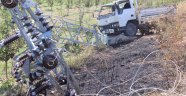 Karaman'da kamyonetin çarptığı yüksek gerilim direği yıkıldı