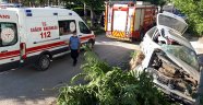 Karaman'da kontrolden çıkan otomobil ağacı devirdi: 2 yaralı