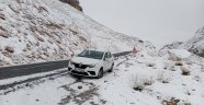 Karapet Geçidi'nde yılın ilk karı yağdı