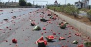 Karayolu karpuz tarlasına döndü!