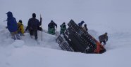Karda arama çalışmalarında paletli araç devrildi: 1 yaralı