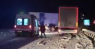 Karda kayan tırlar birbirine girdi trafik felç oldu