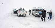 Karda mahsur kalan öğretmenler kurtarıldı