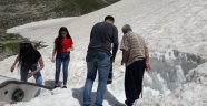 Karlı ayran yapmak için dağlara çıkıyor