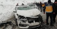 Karlı yolda 9 otomobil birbirine girdi: 3 yaralı