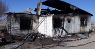 Kars'ta bir ev tamamen yandı