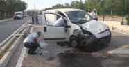 Karşı şeride geçip otomobile çarptı: 3 yaralı