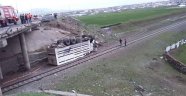 Kars'ta kamyon köprüden uçtu