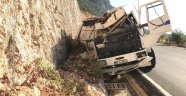 Kaş'ta taş yüklü kamyon devrildi: 1 ölü