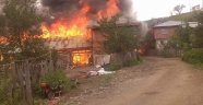Kastamonu'da halen devam eden yangında üç ev küle döndü