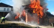 Kastamonu'da iki ev alev alev yandı
